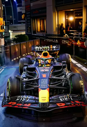 O RB19 Fórmula 1 pilotou para baixo a rua da cidade, seu design elegante e poderoso motor criando uma impressionante exibição de velocidade e precisão. A câmera capturou todos os detalhes dos detalhes intricados nas paredes do edifício, desde os padrões intricados até as janelas reflexivas