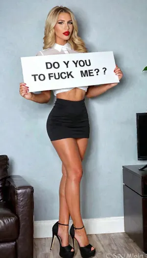 Una troia bionda di 18 anni, alta e sottile con gambe lunghe e grandi tette, indossava una minigonna stretta che le mostrava le gambe tonica. Aveva un'intelligenza artificiale ad alto realismo che la faceva sembrare una persona reale. Il suo verde