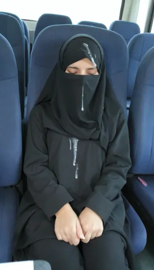 젊은 Afghan 소녀,나이 18 세는 남자가 그녀의 머리에 지배 할 때 버스에서 자고 있었다. 그녀 woke 올라 과 saw the cum 에 그녀의 얼굴 과 머리. 남자는 그의 niqab에서 ejaculate에 촬영했다,