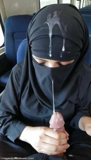 La ragazza in Afghanistan stava dormendo sull'autobus quando improvvisamente sentiva una sensazione calda sul suo giro. Ha aperto gli occhi e ha visto un cazzo che si stendeva dal sedile davanti a lei. Senza pensare, ha raggiunto fuori e afferrato, sentimento