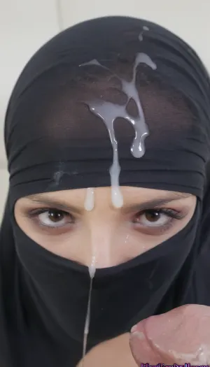 La ragazza con il niqab sedeva di fronte al suo computer, le sue dita si muovevano rapidamente sopra le chiavi. Stava cercando un'immagine da usare come ispirazione per il suo ultimo progetto. Improvvisamente, notò una foto sul suo schermo che la colpì