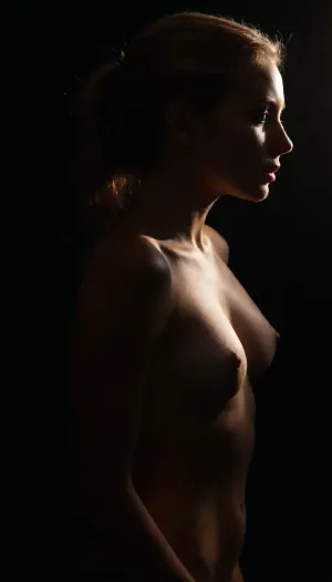 Les seins et le décolleté d'une femme sont le point focal d'une image sensuelle à l'humeur minimaliste. L'image est générée en utilisant ZipRealisme, qui utilise l'IA pour générer des images réalistes à partir de descriptions de texte. L'ambiance générale de l'image est sensuelle