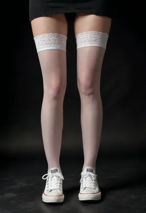 Une femme sexy aux jambes longues et à la converse blanche sans étiquettes se tenait devant le miroir, montrant sa peau parfaite et son corps tonique. Ses longues jambes étaient en plein écran comme elle a posé pour la caméra, montrant sa peau parfaite et son ton