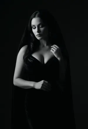 Whispers en las sombras: una nocturna de poise y elegancia