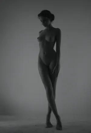 Man Ray'in siyah ve beyaz fotoğrafçılık, hem duygusal hem de gizemli ve gizemli bir etkisi yaratan başka bir dünyasal kara hatların geometrik geçmişine karşı çarpıcı bir görüntü sergiledi