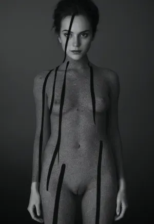 Man Ray'in fotoğraf çekimindeki geometrik arka ve ipek kaplı bedenin kullanımı bir gizem ve entrika hissi yarattı