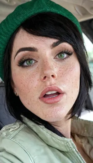 Una donna tedesca con abbronzature in bronzo e occhi verdi perfetti, indossando una giacca di pelle, era pronta per una foto cinematografica di una donna con la bocca aperta e pronta per lo sperma