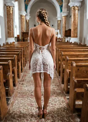 Молодая женщина в церкви была одета в белую тунику с узкой талией и гладиаторными сандалиями. У нее был сильный взгляд на лицо, когда она молилась, ее глаза закрывались, и ее руки сжимались вместе