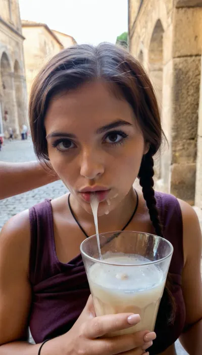 21歳の古代ローマの少女は、自分の携帯電話で彼女の写真を撮った男性のグループに立ち寄ったときに通りを歩いていました。 最初は気にせず、もっと写真を撮り続け、,