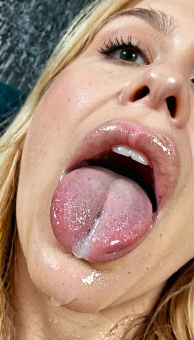 キーワード「AI、生成、porn、画像」と「舌の完全に湿った唇のマクロショット」がテキストベースのAIモデルで生成されました