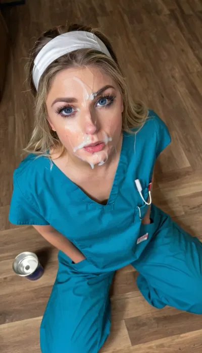 Una mirada cautivadora en perfecta luz: una fotografía de bukkake ultra-realista Una mirada cautivadora en perfecta luz: una fotografía de bukkake ultra-realista