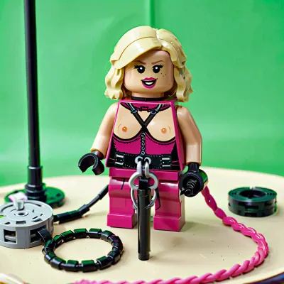 लंबे बालों के साथ एक सुंदर गोरा महिला और एक मिनी स्कर्ट ने अपने हाथ में एआई-जनरेटेड तस्वीर पकड़ी थी, जो एक गुलाबी प्रधान पोशाक पहनी थी। उनके पास बीडीएसएम सामान जैसे कि चाबुक, चेन, कॉलर, रस्सी,