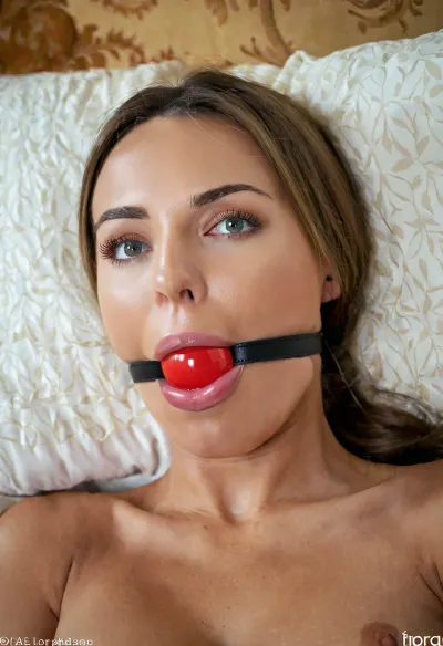 穿着大花的俄罗斯妈妈躺在床上 她的顶级模特看着我 我把35毫米的胶片摄像机放在小花上 并专注于她的嘴唇 分开和闭着眼睛。 我拍了她撒谎的照片