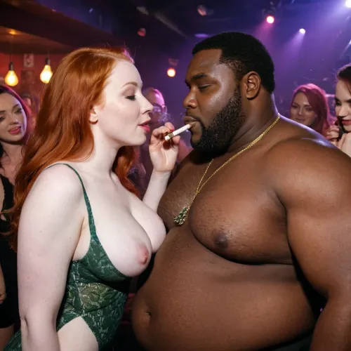 Une rouquine à la peau pâle et aux seins énormes dansait dans un club de danse, entouré de plusieurs hommes noirs qui lui tâtaient le cul. Elle sourit à la caméra, profitant de l'attention des hommes et des femmes