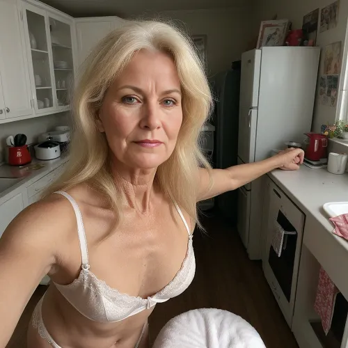 65歳の背の高いブロンドの女性は大きな夜明けとストレッチで目覚めます。 彼女は彼女のお気に入りの朝食が彼女を待っていたキッチンにつれました:オレンジジュースの背の高いガラスとふわふわのスクランブルのプレート